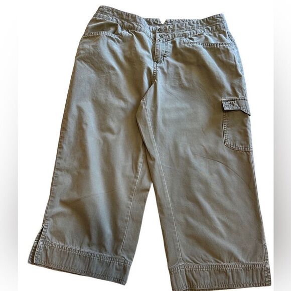 Columbia Pants - Columbia Hiking Capris. Army Green. Lots of Pockets. Size 10. Great Condition!!